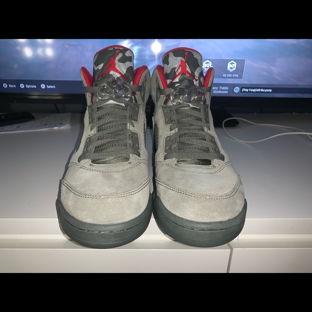 JORDAN 5 RETRO DARK STUCCO/UNIVERSITY RED